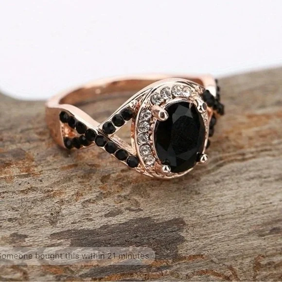 ENGAGEMENT RING - Picture 2 of 4